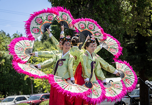 The whole Menlo community gathers for a celebration of international culture at the Global Expo.