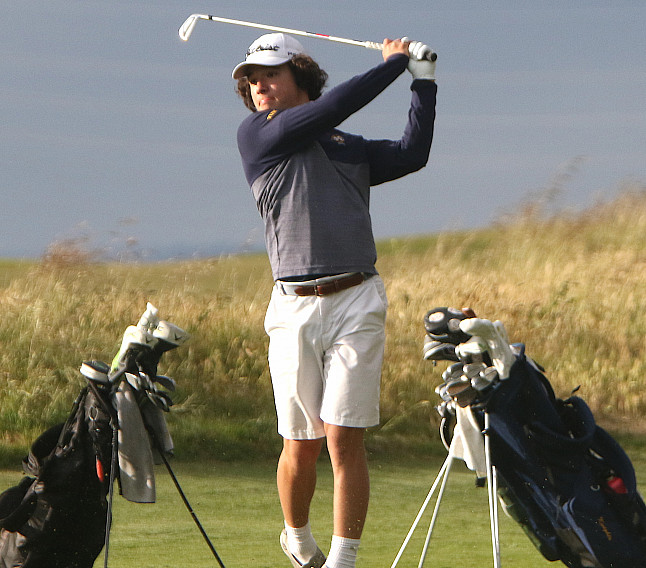 Menlo sophomore Eric Yun earned medalist honors after he fired a 33 at Baylands GL on Monday.