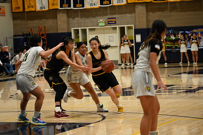 Menlo's Karen Xin drives to the basket in the second half against Notre Dame-Belmont