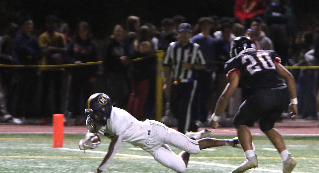 Menlo's Robby Enright pulls in a pass from Sergio Beltran