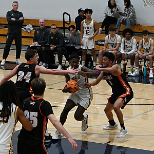 Menlo senior Aidan Stull works his way through Half Moon Bay defenders on Saturday