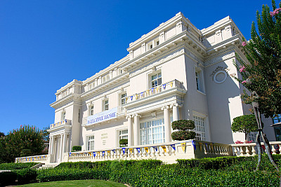Stent Family Hall on the Menlo Campus