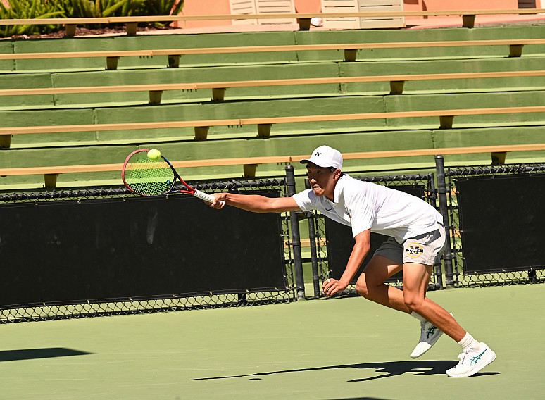 Yuanye Ma stretches to reach a shot at No.1 singles.