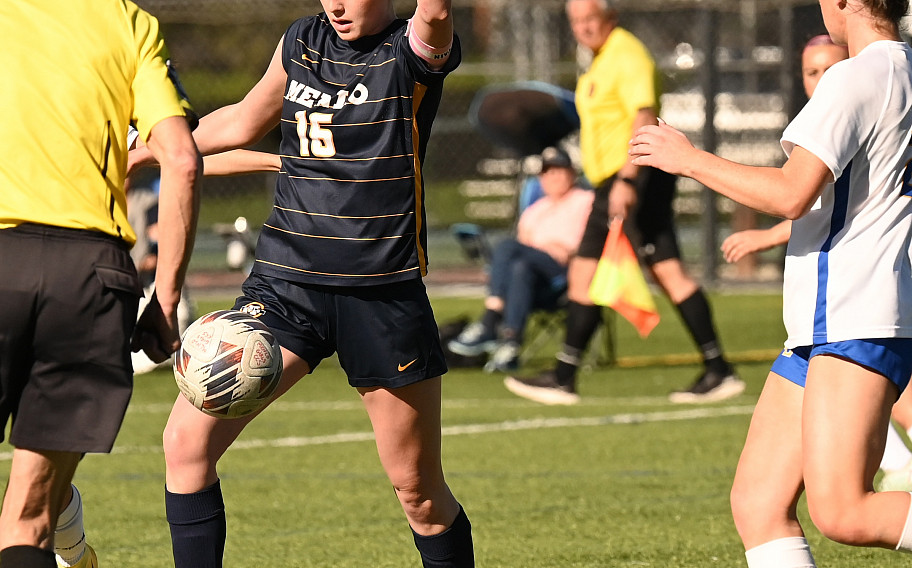 Menlo's Julia Axelrod controls the ball against Terra Linda