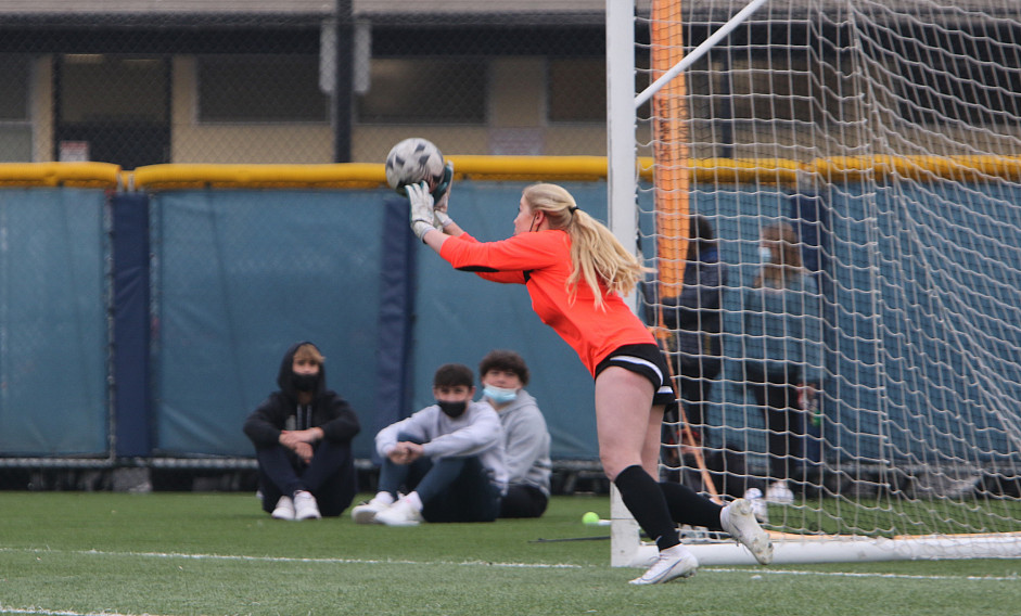 Menlo junior Samantha Sellers stopped eight shots to preserve a shutout over Notre Dame-Belmont